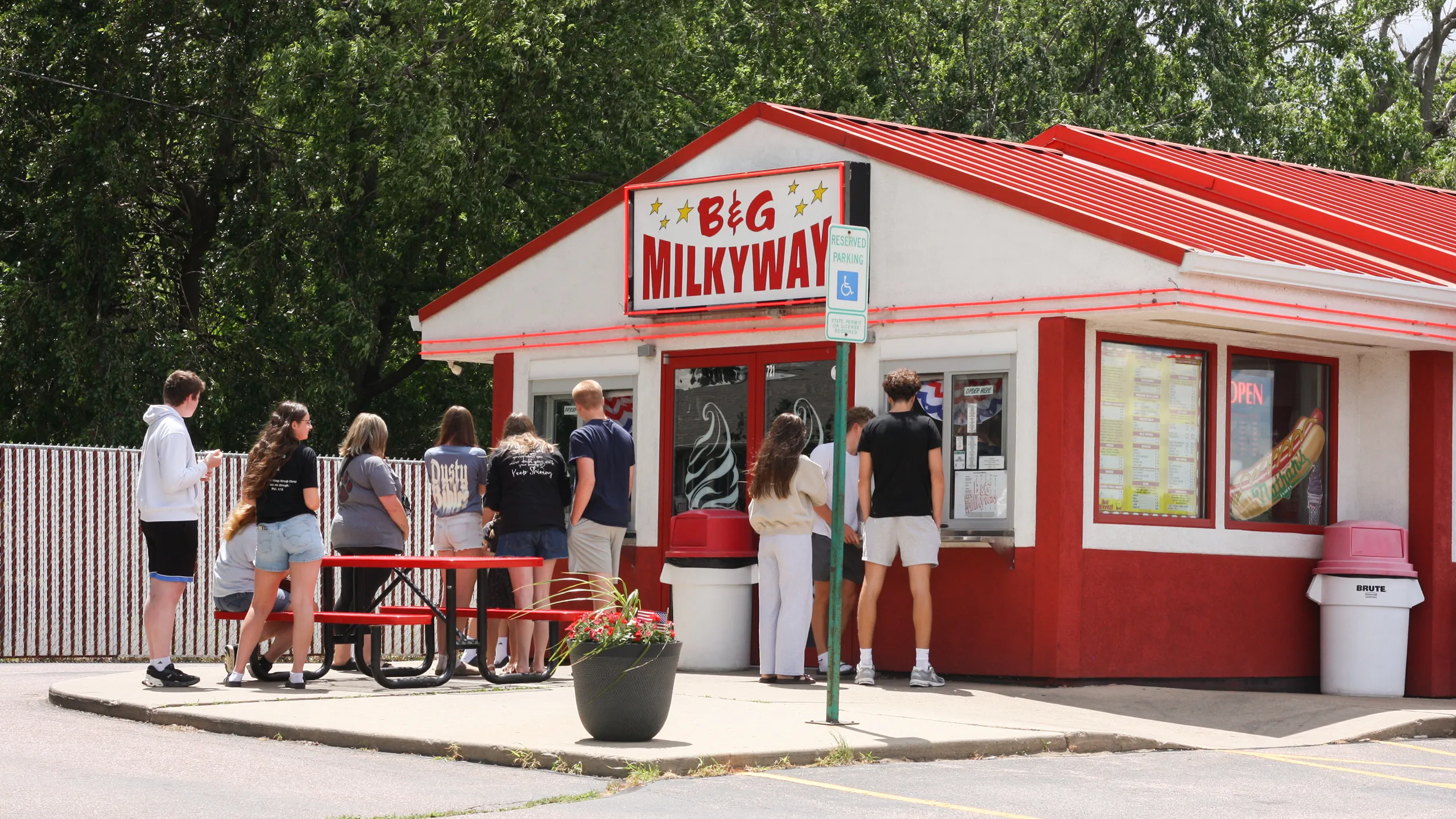The front of the Sycamore Ave B & G Milkyway location.